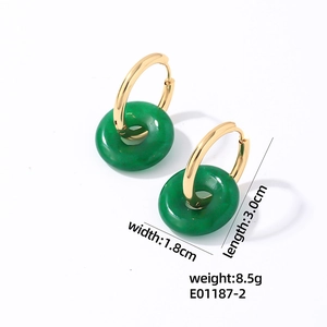 Détails des boucles d'oreilles en acier doré avec pendentif pierre verte et les dimensions