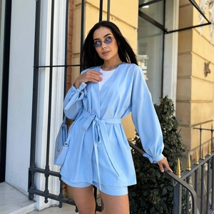 Détail de la veste à lacets bleu clair en tissu de haute qualité avec texture élégante