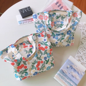 Sacs cabas en toile à imprimé floral et cerise avec fermeture éclair et étiquette