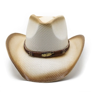 Détail d'un chapeau de cowboy en paille avec bande tressée et pendentif plume dorée
