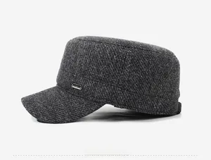 Dettaglio del cappello invernale in lana grigia con l'iconico logo Jeep in metallo