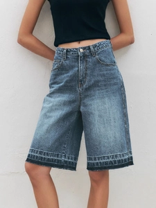 Women's vintage high-waisted loose denim Bermuda shorts with frayed edges and washed blue finish