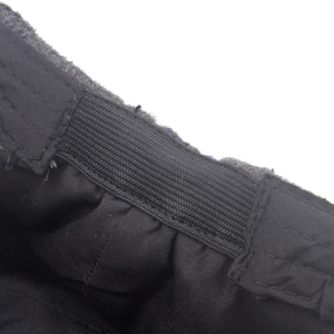 Détail de la bande élastique noire ajustable cousue à l'intérieur du béret en laine
