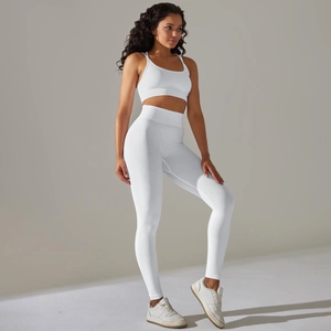 Détail d'un ensemble legging sans couture taille haute et soutien-gorge de sport blanc