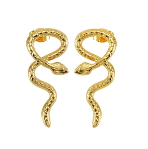 Vue détaillée de boucles d'oreilles serpent dorées avec gravure texturée précise
