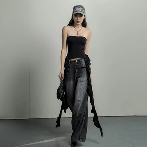 Détail du haut bandeau noir à rubans et du jean droit gris délavé de style vintage