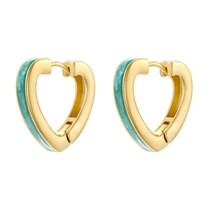 Détail de boucles d'oreilles créoles cœur avec placage or et finition émail turquoise