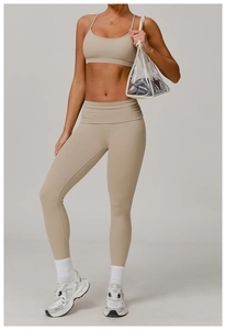 Détail du legging de yoga sans couture taille haute et brassière assortie ton chair