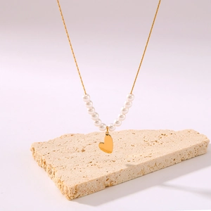 Elegante collana placcata oro 18k con perle e pendente a cuore su base in pietra