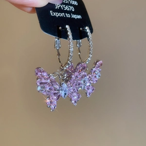 Macro di orecchini a cerchio in argento 925 con ciondolo a farfalla in zircone rosa e gemme