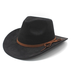 Gros plan sur un chapeau fedora en daim noir avec cordon en cuir marun et petit noeud