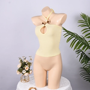 Λεπτομέρεια κίτρινου πλεκτού halter top με σχέδιο cutout και μεταλλική διακοσμητική αγκράφα