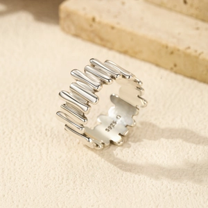 Unregelmäßiger Ring aus S925 Sterlingsilber mit Vintage-Finish und Punzierung auf Stein