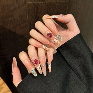 Faux ongles léopard rose avec pierres précieuses de luxe et détails de chaînes argentées