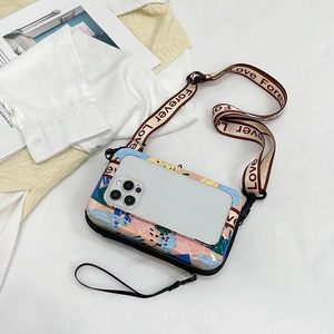 Vue à plat d'un sac à bandoulière coloré pour téléphone avec sangle large Forever Love et mobile