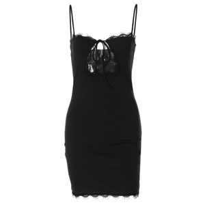 Sexy schwarzes Minikleid mit Spitzenbesatz, Spaghettiträgern und Cut-out-Details