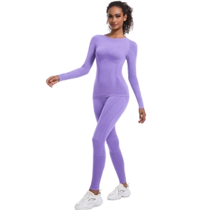 Dettaglio del set yoga viola senza cuciture a vita alta con trama in maglia traspirante