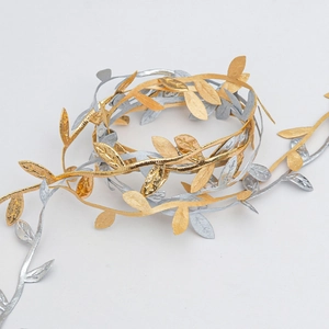 Metallisches Blattband in Gold und Silber für Weihnachtsbaumdeko und Geschenkverpackung