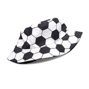 Dettaglio delle cuciture esagonali da calcio sulla superficie del cappello a secchiello