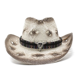 Chapeau de cowboy en paille style western avec ruban bohème et crâne de taureau argenté