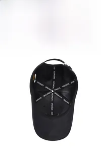 Détail de l'intérieur d'une casquette de baseball noire montrant la doublure respirante