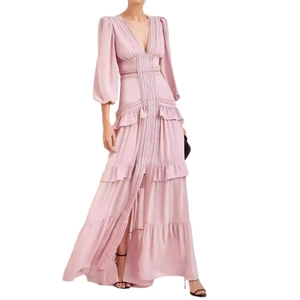 Detailansicht eines eleganten rosa Langarm-Spitzenkleides mit V-Ausschnitt und Chiffonrock