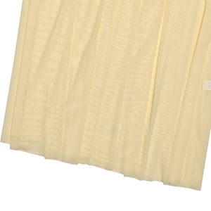 Detaillierte Makroansicht von gelbem plissiertem Chiffonstoff mit eleganter Textur am Kleid