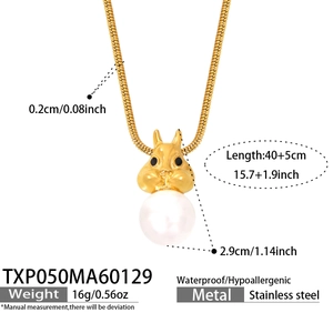 Détail du pendentif lapin doré avec perle sur un collier en chaîne serpent en acier