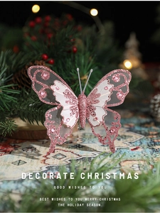 Papillon rose pailleté avec strass sur une branche de sapin décorative de Noël