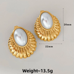 Detailed view of gold shell earrings with pearls and size specs: 26mm x 22mm, 13.5g