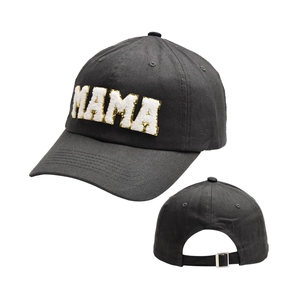 Détail d'une casquette noire avec broderie MAMA et boucle de réglage en métal au dos