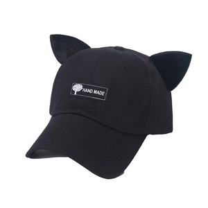Casquette de baseball noire mignonne avec oreilles de chat et écusson fait à la main