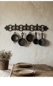 Vue détaillée d'une décoration de cuisine vintage en fonte avec crochets et poêles