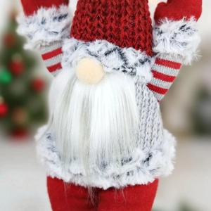 Nahaufnahme eines festlichen Weihnachtswichtels mit langem Bart und roter Strickmütze