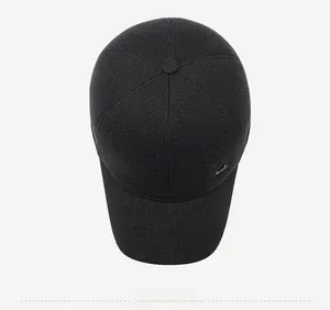 Vista dall'alto di un cappello da baseball in lana nera con cuciture e logo in argento