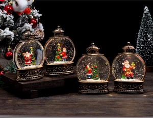 Détails de lanternes de Noël en bronze avec figurines de Père Noël et paillettes de neige