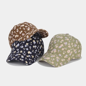 Détails de trois casquettes de baseball à motif floral en marron, marine et vert olive
