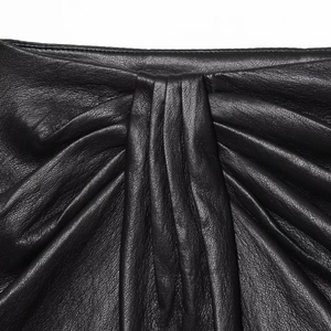 Jupe-short femme en similicuir noir avec design plissé et détails de texture plissés