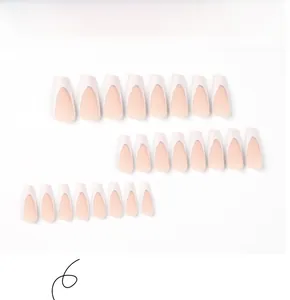 Detailansicht von 24 langen Coffin-Nägeln mit French Tips und silbernem Glitzereffekt