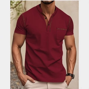 Slim-Fit Herren Henley Polo-Shirt in Weinrot mit Dreiknopfleiste und einer Brusttasche