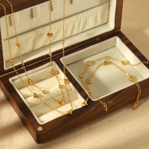 Parure élégante collier et bracelet cœur en or 18k dans un coffret en bois de luxe
