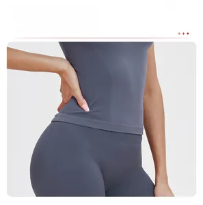 Dettaglio del top da yoga senza cuciture con orlo allungato per il controllo dell'addome