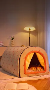 Gezellige gesloten huisdierbed van warme pluche stof met stijlvol polkadots patroon
