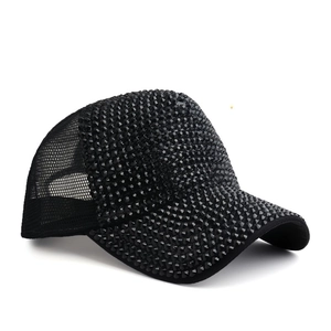 Cappello trucker nero in rete con strass scintillanti sul davanti e visiera curva