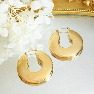 Exaggerated minimalist U-shape earrings in 18K gold plated stainless steel on mirror