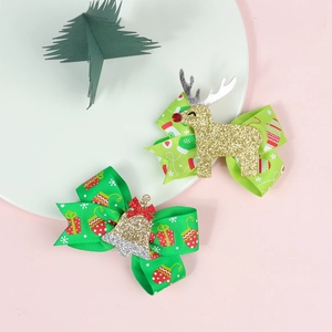 Détail de pinces à cheveux de Noël avec renne à paillettes et cloches sur nœud