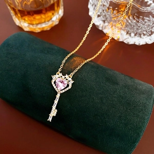 Vergoldete Schlüsselkette mit rosa Herzstein und weißen Zirkonia Akzenten
