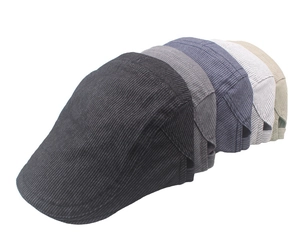 Détail de casquettes plates en coton rayé en noir, gris, bleu, blanc et beige clair