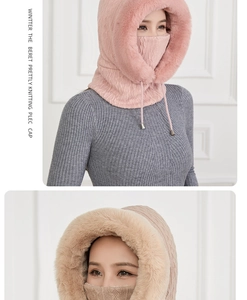 Roze en beige gebreide wintermuts met geïntegreerd masker en zachte voering van imitatiebont