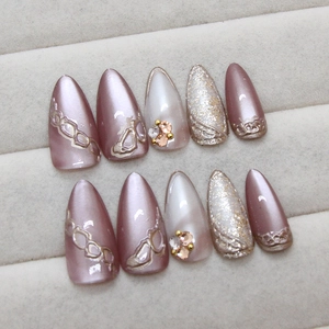 Faux ongles œil-de-chat marron avec strass argentés et accents de texture métallique 3D